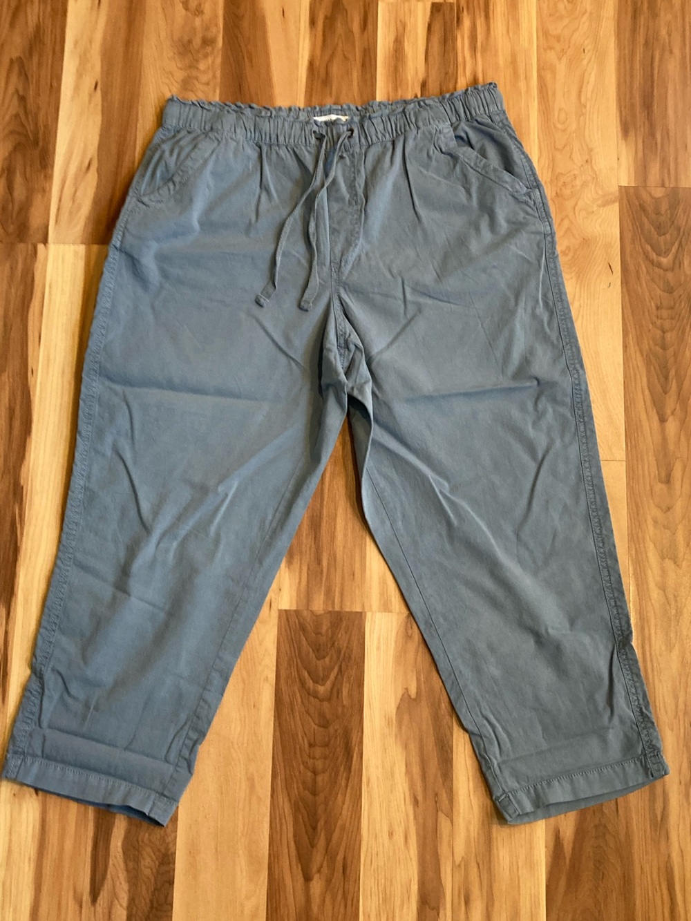 Sonoma Women’s Drawstring cropped pants in gray. Elastic waist with drawstring.